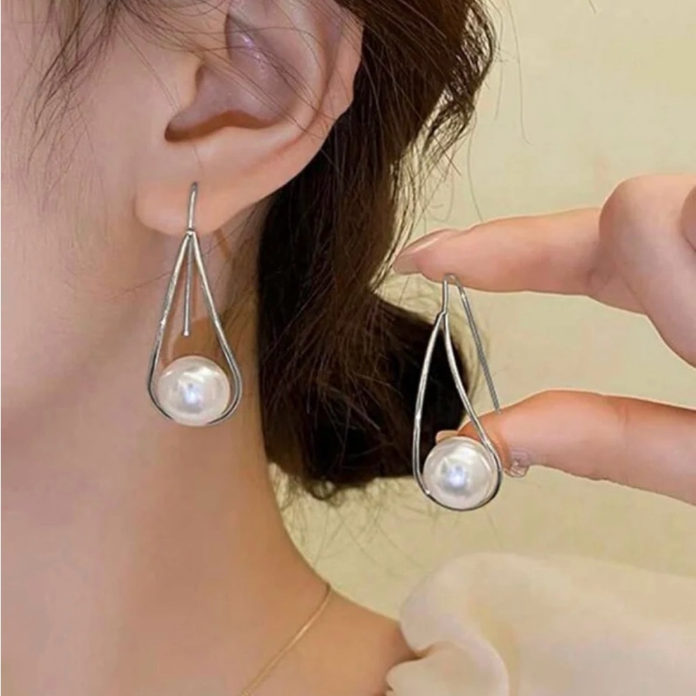 Elegant Geometric Pearl Earrings - Picture 2 of 4